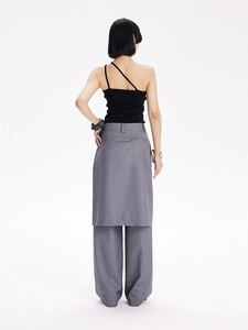 Vue arrière du pantalon large gris avec jupe superposée et débardeur noir à une épaule