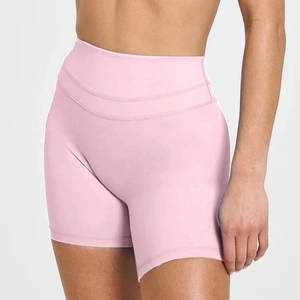 Detail der rosa High-Waist Yoga-Shorts mit elastischem Stoff und doppelter Saumnaht