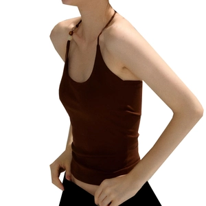 Detail der perlenbesetzten Schultergurte an einem braunen Yoga-Sport-BH für Damen