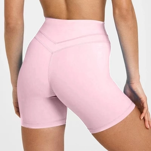 Nahaufnahme der rosa High-Waist Yoga-Shorts mit V-Nähten für einen Push-up-Effekt