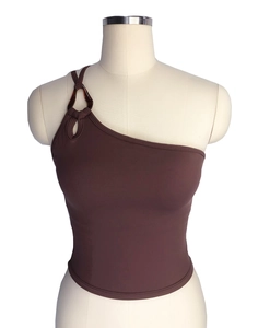 Détail de la boucle en écaille et découpe en goutte sur le soutien-gorge de yoga marron