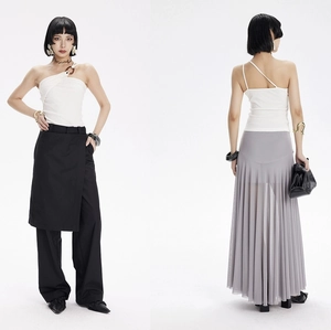 Haut de yoga asymétrique élégant et jupe longue plissée en mesh pour une tenue de sport chic