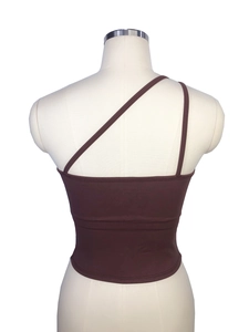 Vue arrière du haut de yoga marron à une épaule avec détail évidé sur tissu élastique