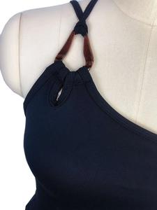 Détail d'un soutien-gorge de yoga à une épaule avec anneau en résine et découpe