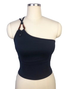 Détail d'un haut de yoga noir à une épaule avec une boucle en anneau ambrée élégante