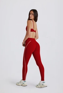 Vue détaillée de l'ensemble de yoga rouge avec brassière à fines bretelles et legging taille haute