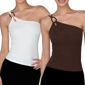 Détail du haut de yoga asymétrique avec boucle en résine et découpe en goutte