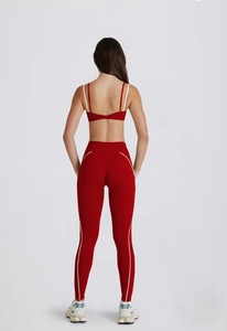 Détail d'un ensemble de yoga bordeaux avec brassière à fines brides et legging taille haute
