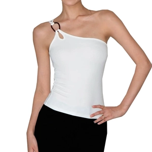 Détail de la brassière de yoga côtelée blanche avec bandoulière asymétrique et anneau
