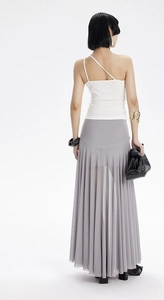 Vue arrière du haut blanc asymétrique et jupe plissée en mesh gris avec brassard doré