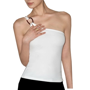 Détail du haut de yoga blanc asymétrique avec boucle décorative en écaille de tortue
