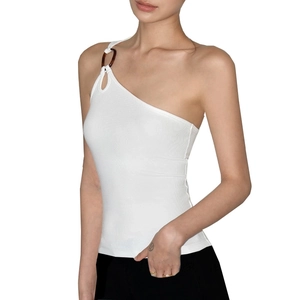 Détail du haut de yoga blanc à une épaule avec boucle en écaille et texture côtelée