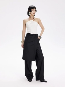 Détail du haut de yoga asymétrique blanc et pantalon noir à taille haute stylé