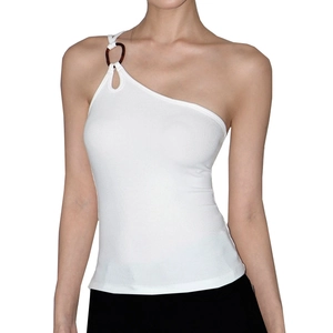 Détail du haut de yoga blanc à une épaule avec texture côtelée et boucle en écaille