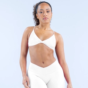 Weißes nahtloses Yoga-Set mit Cross-Back-Sport-BH und V-Schnitt-Leggings am Model