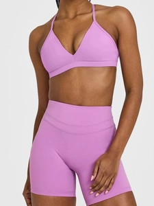 Lila Sport-BH mit V-Ausschnitt und Set mit Shorts mit hoher Taille für Fitness und Yoga