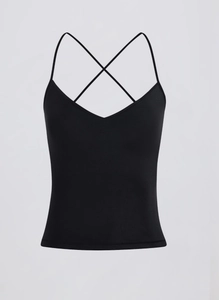 Detail van zwarte yoga sport-bh met dunne kruislingse bandjes en een diepe V-hals ontwerp
