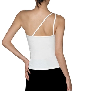 Vue arrière du haut de yoga blanc à une épaule en tissu côtelé avec sangle découpée