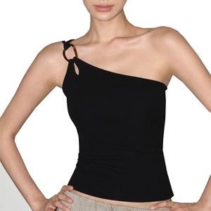 Détail du haut de yoga noir à une épaule avec tissu côtelé et boucle anneau écaille