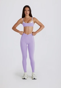 Détail de l'ensemble de yoga lilas avec legging taille haute et brassière