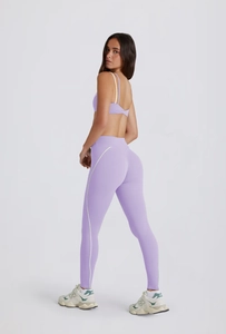 Vue détaillée de l'ensemble de yoga violet avec soutien-gorge à bretelles et legging