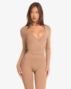 Dettaglio di cardigan da yoga slim e leggings in tessuto morbido ad asciugatura rapida