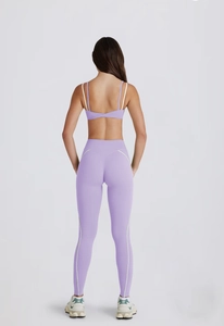 Détail de l'ensemble de yoga lavande avec bretelles croisées et lignes de contour
