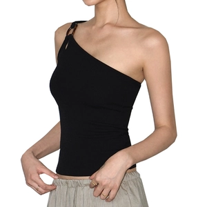 Détail du haut de yoga noir à une épaule avec boucle en résine élégante sur la bretelle
