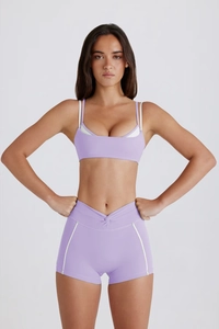 Détail de l'ensemble de yoga lilas avec taille en V et soutien-gorge de sport superposé