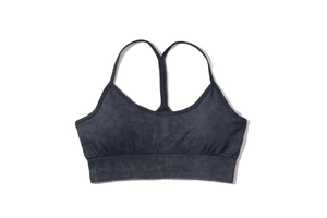 Dettaglio del reggiseno sportivo senza cuciture lavato con spalline sottili a Y