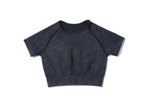 Dettaglio del crop top senza cuciture grigio antracite lavato con acido e maniche raglan