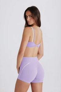 Détails de l'ensemble de yoga violet montrant les coutures et la coupe ergonomique du short