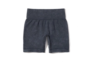 Dettaglio degli shorts da yoga senza cuciture grigio scuro con vita alta a coste e lavaggio