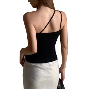 Vue détaillée du dos du haut de yoga noir à une épaule avec bretelles asymétriques chic