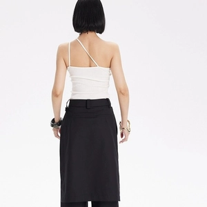 Vue arrière du débardeur de yoga blanc à une épaule et de la jupe noire de sport