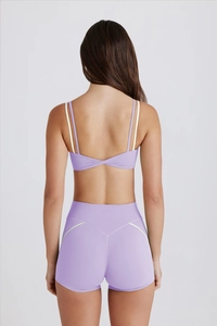 Détail d'un ensemble de yoga avec brassière violet clair à nœud croisé et short taille haute