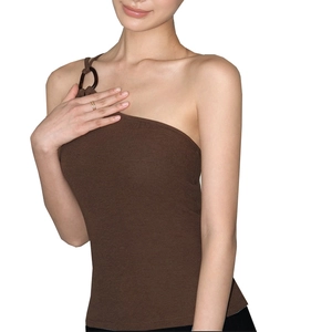 Détail du haut de yoga côtelé marron café avec épaule asymétrique et boucle anneau