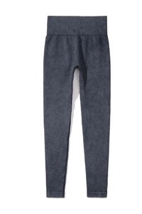 Dettaglio dei leggings da yoga grigio scuro senza cuciture con vita alta a costine