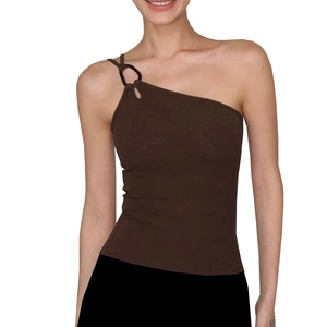 Détail du haut de yoga marron foncé à une épaule avec boucle anneau et texture côtelée
