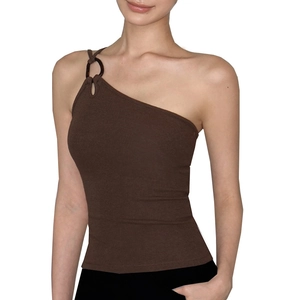 Détail du haut de yoga marron à une épaule orné d'une boucle métallique circulaire chic
