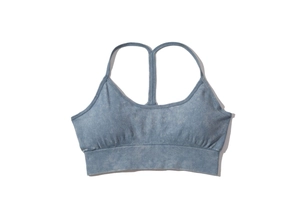 Dettaglio del reggiseno sportivo blu lavaggio acido senza cuciture con ampia costina