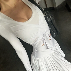 Cardigan da yoga bianco a maniche lunghe con scollo a V e gonna a pieghe per fitness