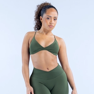Detail eines olivgrünen Yoga-Sets mit V-Ausschnitt-BH und hoch taillierter V-Schnitt-Leggings