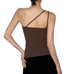 Détail du haut de yoga marron foncé à une épaule avec découpe et maille de qualité