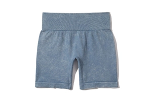 Dettaglio degli shorts da yoga blu senza cuciture a vita alta con trama lavata