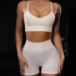 Détail de la texture côtelée sans couture sur l'ensemble de yoga blanc crème et short