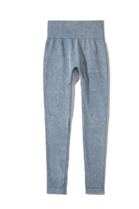 Dettaglio dei leggings da yoga senza cuciture a vita alta a coste con finitura blu lavato