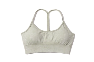 Dettaglio del reggiseno sportivo verde salvia senza cuciture con trama acid wash e bordo