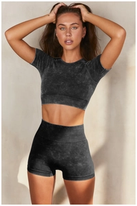 Détail de l'ensemble de yoga sans couture avec taille côtelée et texture gris anthracite
