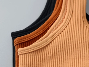 Nahaufnahme nahtloser Rippstrick-Sport-Bras in Schwarz, Karamell und hellem Khaki